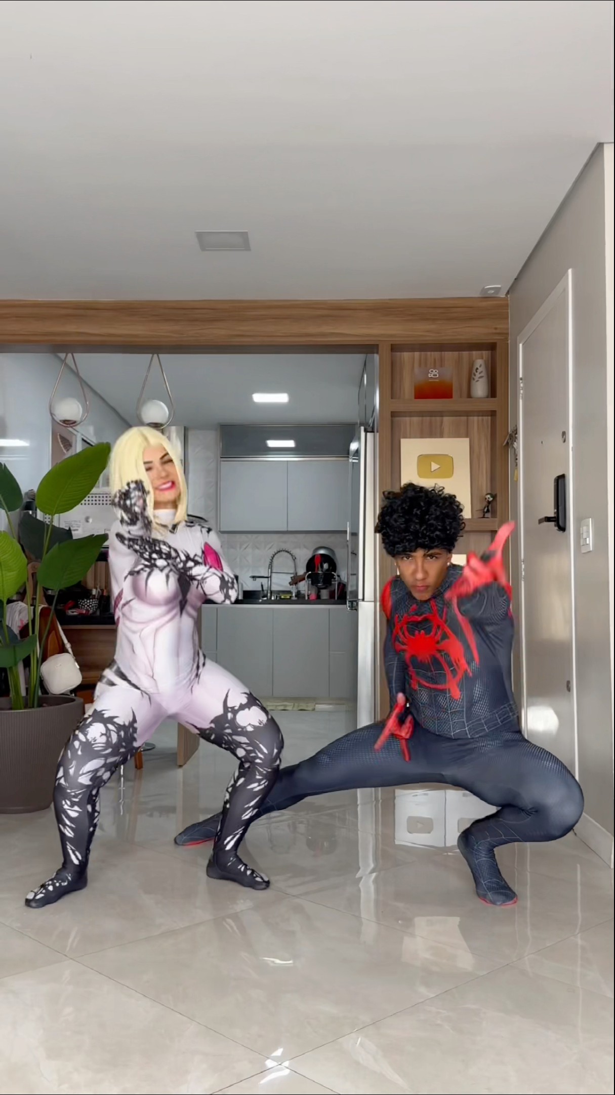 Gwen Stacy \u0026 Miles Morales ?️✨ Aranhaverso. Gostaram? ? @ApolloSant #gwenstacy #milesmorales